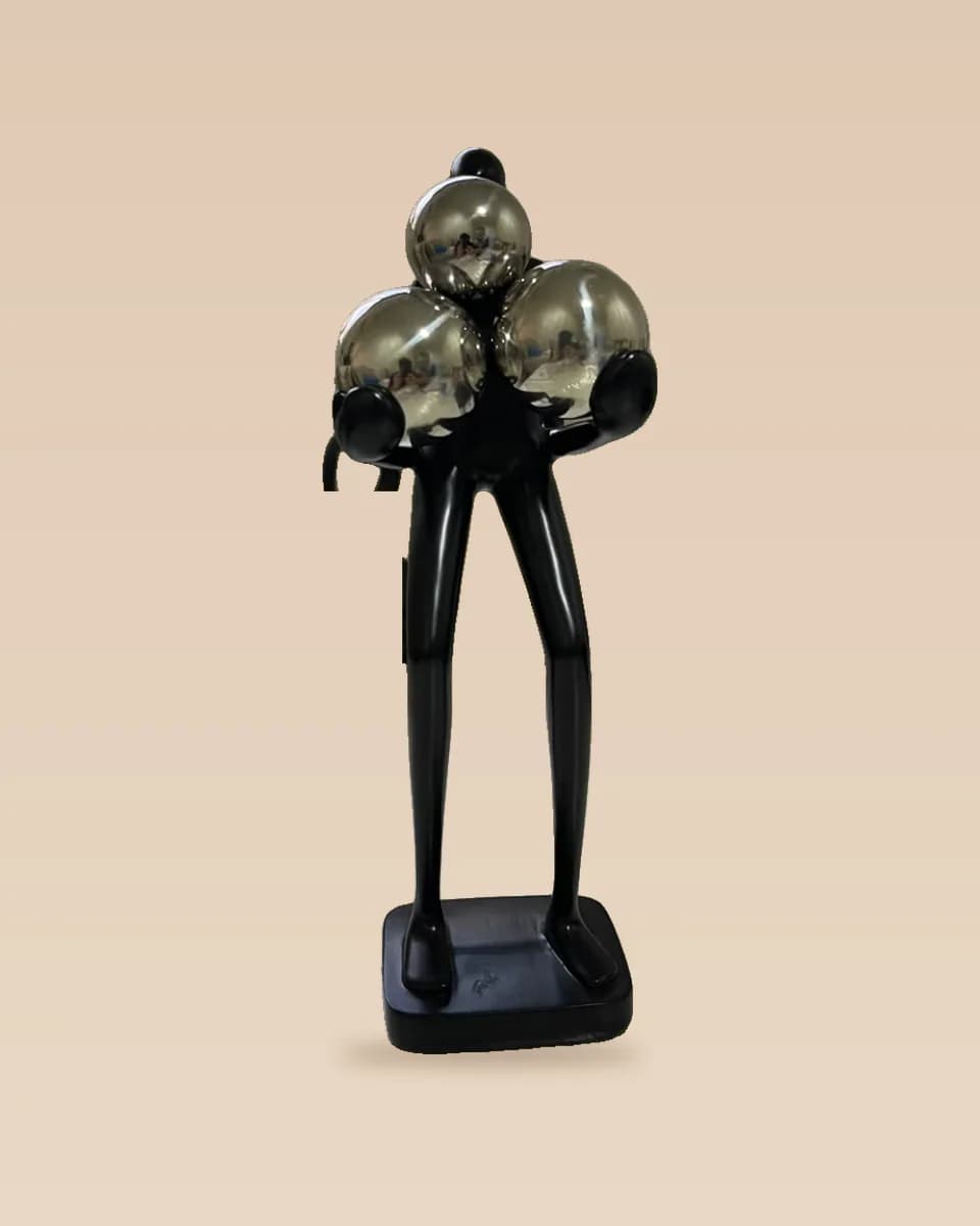 Sculpture Moderne Personnage aux Boules Argentées — Noir & Chrome
